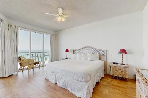 une chambre avec un lit blanc et un balcon dans l'établissement High Pointe W43 - Gulf Front Condo, à Rosemary Beach