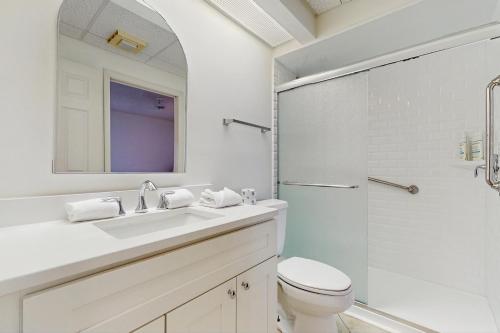 une salle de bains avec toilettes, lavabo et douche dans l'établissement High Pointe W43 - Gulf Front Condo, à Rosemary Beach