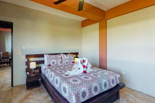 サン・ペドロにあるEastern #8 at Laguna Suite -Gold Standard Certifiedのぬいぐるみが置かれたベッドのある寝室