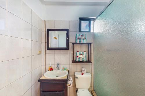 サン・ペドロにあるEastern #8 at Laguna Suite -Gold Standard Certifiedの洗面台、トイレ、鏡のあるバスルーム