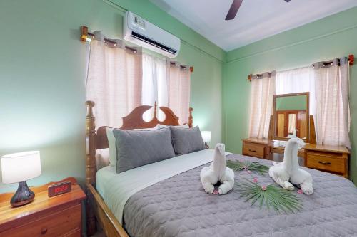 サン・ペドロにあるSara Suite #10 at Laguna Suite -Gold Standard Certifiedの寝室のベッドに座る2匹のぬいぐるみ