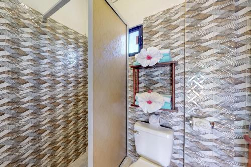 サン・ペドロにあるSara Suite #10 at Laguna Suite -Gold Standard Certifiedのバスルーム(花の壁のトイレ付)