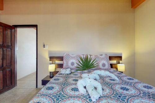 サン・ペドロにあるNorthern #2 at Laguna Suite -Gold Standard Certifiedのベッドルーム(ベッド1台、動物の詰め物付)