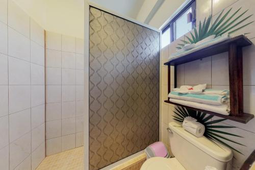 サン・ペドロにあるNew River #7 at Laguna Suite -Gold Standard Certifiedの棚付きのトイレがある浴室