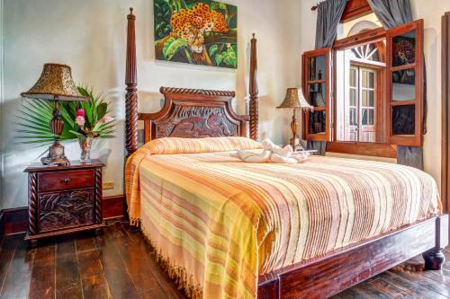 Postel nebo postele na pokoji v ubytování Jaguar Room at Mahogany Hall -Gold Standard Certified