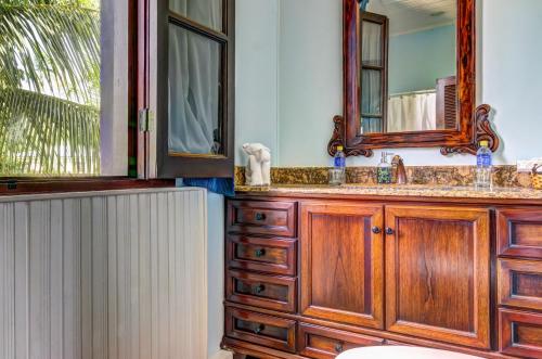 Fotografie z fotogalerie ubytování Jaguar Room at Mahogany Hall -Gold Standard Certified v destinaci Bullet Tree Falls