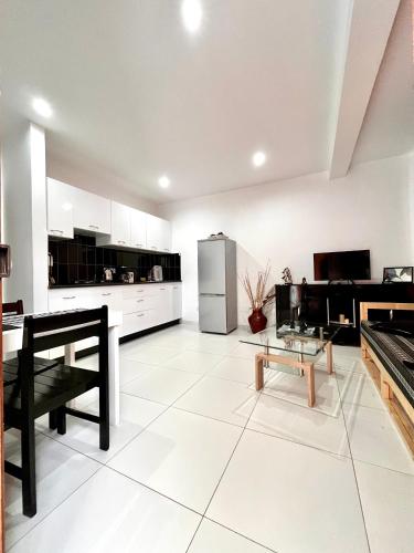 una cucina con pareti bianche e un frigorifero di Oásis de retour a Ponta do Sol