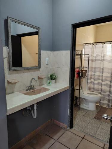 ein Badezimmer mit Waschbecken und Toilette in der Unterkunft Casa Ragma in Parras de la Fuente