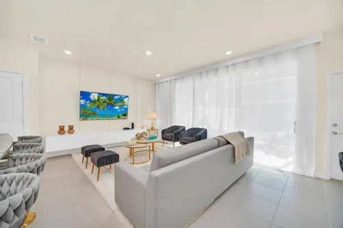 Stylish 5BR Home with Mickey & Cars Rooms photo 1