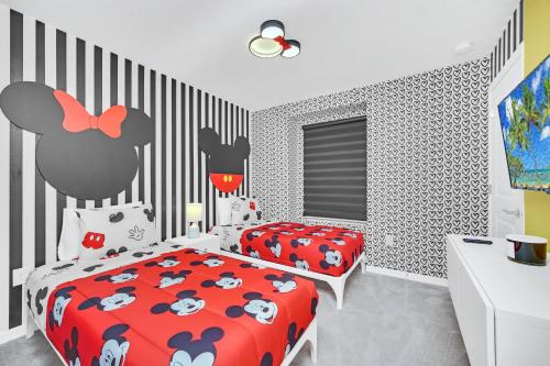 Stylish 5BR Home with Mickey & Cars Rooms photo 4