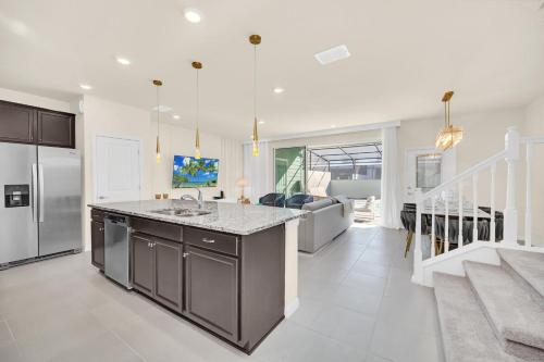 Stylish 5BR Home with Mickey & Cars Rooms photo 9