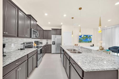 Stylish 5BR Home with Mickey & Cars Rooms photo 10