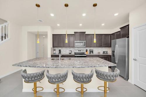 Stylish 5BR Home with Mickey & Cars Rooms photo 12