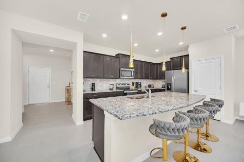 Stylish 5BR Home with Mickey & Cars Rooms photo 11