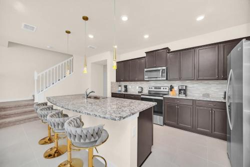 Stylish 5BR Home with Mickey & Cars Rooms photo 13