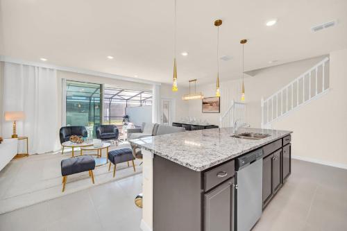 Stylish 5BR Home with Mickey & Cars Rooms photo 14