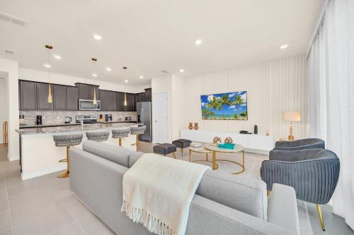 Stylish 5BR Home with Mickey & Cars Rooms photo 17