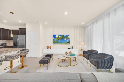 Stylish 5BR Home with Mickey & Cars Rooms photo 16