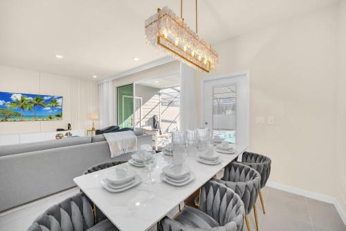 Stylish 5BR Home with Mickey & Cars Rooms photo 20