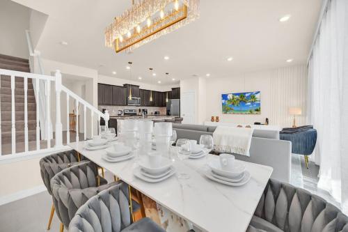 Stylish 5BR Home with Mickey & Cars Rooms photo 22