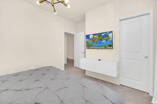 Stylish 5BR Home with Mickey & Cars Rooms photo 32