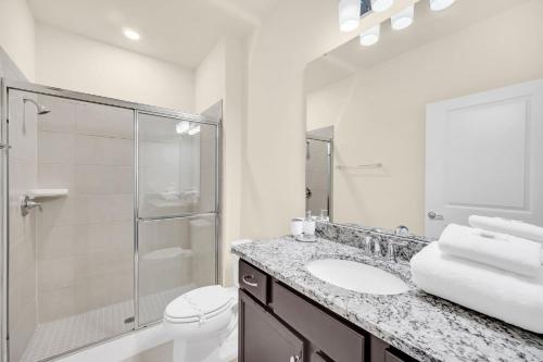 Stylish 5BR Home with Mickey & Cars Rooms photo 33