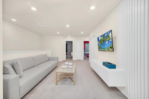Stylish 5BR Home with Mickey & Cars Rooms photo 36