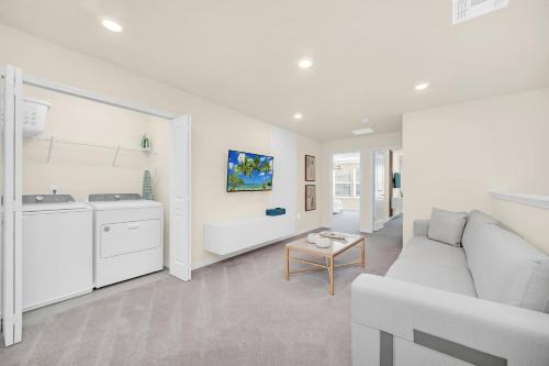 Stylish 5BR Home with Mickey & Cars Rooms photo 34