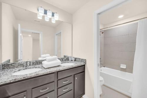 Stylish 5BR Home with Mickey & Cars Rooms photo 46