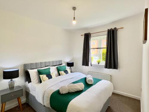 um quarto com uma cama e uma janela em Stylish City Apartment with Free Parking near Town em Glasgow
