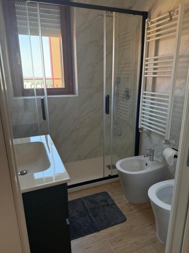 a bathroom with a shower and a sink and a toilet at Milan Penthouse - Humanitas - IEO - La casa di Martina in Pieve Emanuele