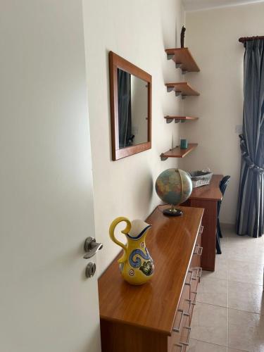 ein Zimmer mit einem Tisch, auf dem eine Vase steht in der Unterkunft Venus205 in Paphos City