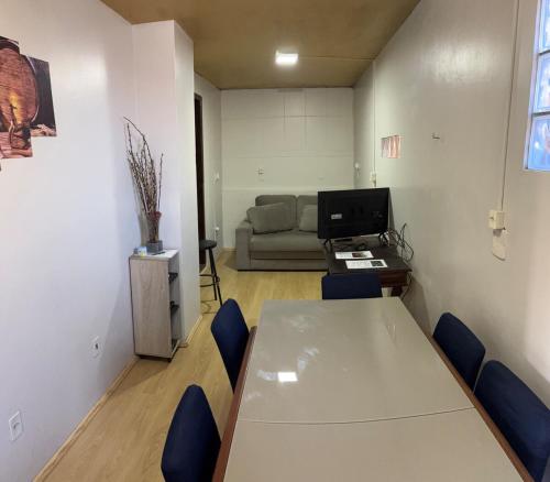 a room with a table and chairs and a couch at AP totalmente mobiliado, equipado e confortável in Bento Gonçalves