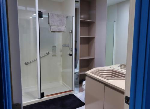 een douche met een glazen deur in een badkamer bij Stunning house - cozy & elegant in Bannockburn