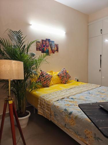 Postel nebo postele na pokoji v ubytování Staycation 2BHK sector 143, Expo Mart