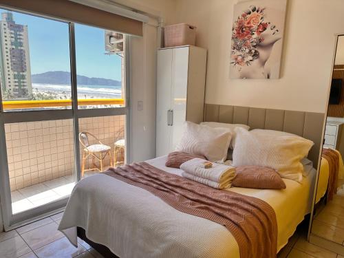 En eller flere senge i et værelse på Apto Vista Mar 50m da Praia com estacionamento - O Cantinho da Sol