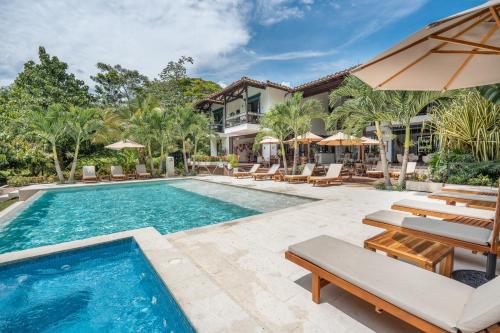 une image d'une piscine dans une villa dans l'établissement Casa Jacaranda Hotel Boutique by HMC -Cauca Viejo- Mayores de 14 años, à Jericó