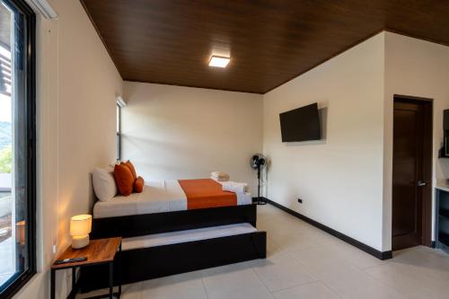 a bedroom with a bed and a window at Villa Bosque CR in Turrialba