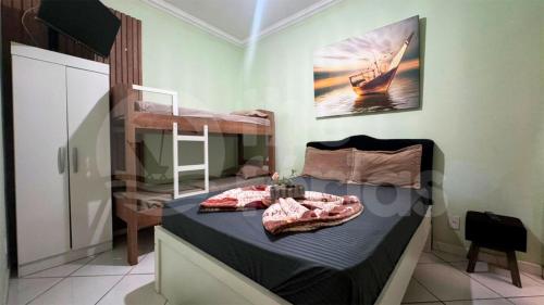 ein Schlafzimmer mit zwei Etagenbetten in einem Zimmer in der Unterkunft The Férias | Suites Praia in Cabo Frio