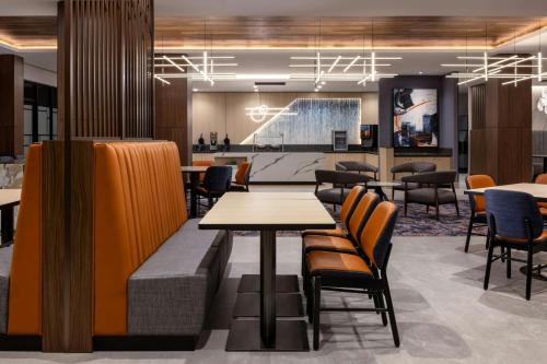 TownePlace Suites by Marriott Chilliwack في تشيليواك: مطعم به طاولات وكراسي في الردهة