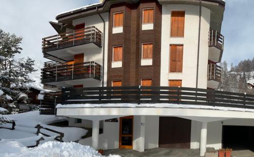 Το κτήριο όπου στεγάζεται  το διαμέρισμα