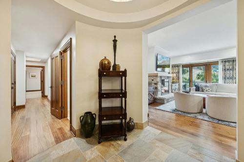 un salon avec une baignoire et une grande pièce dans l'établissement St. Regis Deer Valley, à Park City