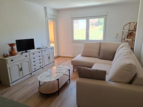a living room with a couch and a table at La Casa del Cribero in Mieza