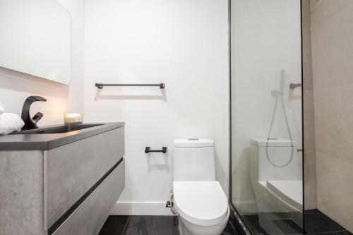 un baño con inodoro y lavabo en Sophisticated 3BR with Outdoor Retreat, en Montreal