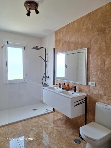 a bathroom with a sink and a tub and a toilet at La Casa del Cribero in Mieza