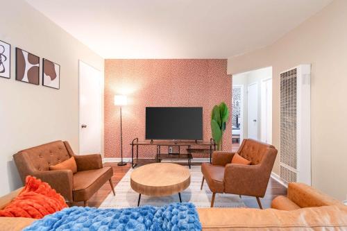バークレーにあるNew Modern 2BR Berkeley Retreat - Near UC & Parkのリビングルーム(椅子2脚、薄型テレビ付)