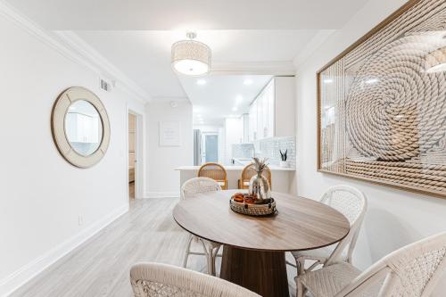 a dining room with a table and chairs at Boca Intercoastal Stay by Aureum, Pool, Gym, Walk to Beach in Boca Raton