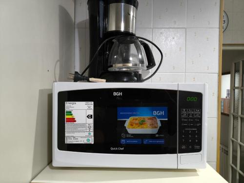 un four micro-ondes installé au-dessus d'un comptoir dans l'établissement Departamento 2 Dormitorios Con Vista al Mar en Plaza Colon, à Mar del Plata