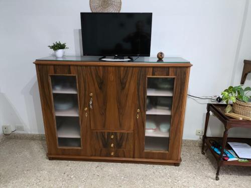 un centre de divertissement en bois avec une télévision sur le dessus dans l'établissement Departamento 2 Dormitorios Con Vista al Mar en Plaza Colon, à Mar del Plata