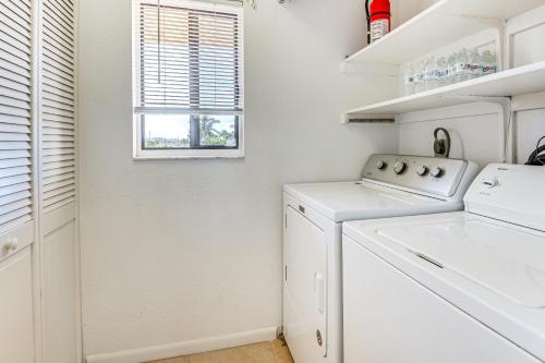 Köök või kööginurk majutusasutuses Condo with Direct Ocean Inlet View Bikes Included!